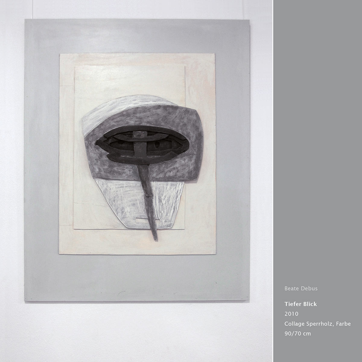 "Tiefer Blick" . Holzrelief . Beate Debus "Köpfe Masken" Grafik Relief Skulptur . 2011