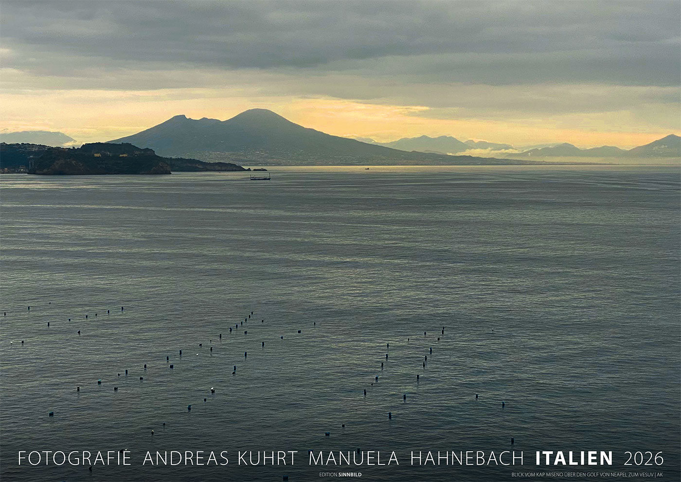 Fotokalender 2026: Italien: Blick vom Kap Miseno über den Golf von Neapel zum Vesuv (Foto/Gestaltung: Andreas Kuhrt)